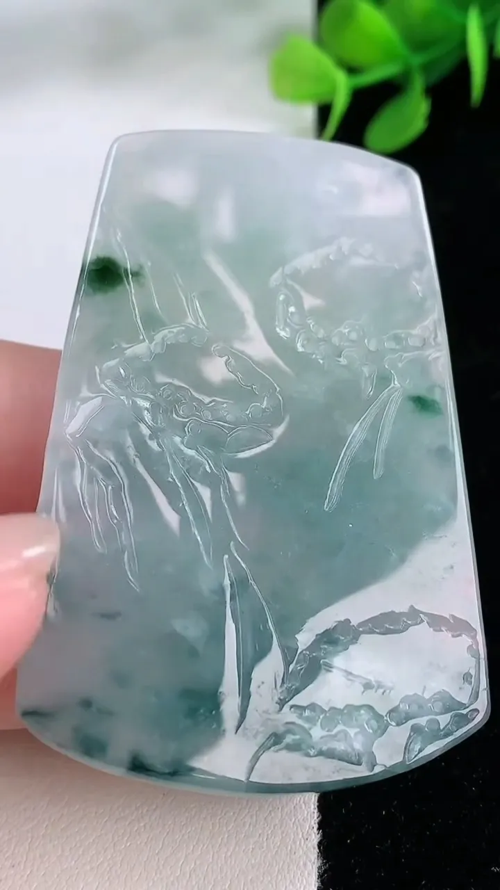 天然A货翡翠牌吊坠，尺寸61.4-40.6-7.7，重量:38.83g
11月29日