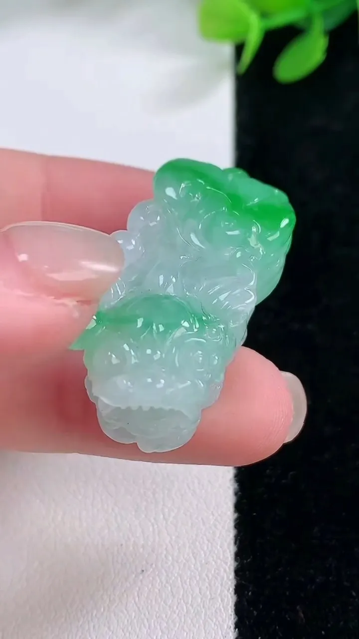 天然A货翡翠貔貅吊坠，尺寸36.4-13.6-12.2，重量:15.76g
11月29日