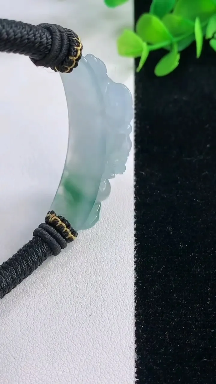 天然A货翡翠貔貅手绳，尺寸44.8-12.4-12.4，重量:27.88g
11月29日