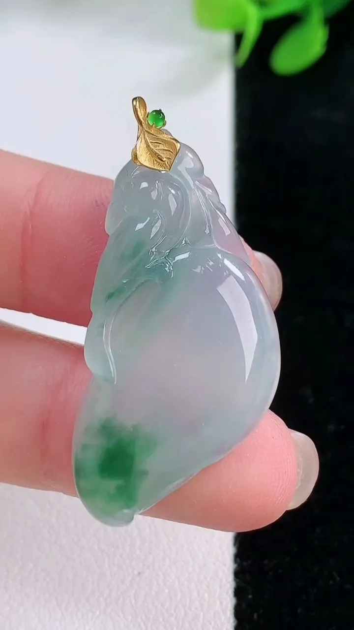 天然A货翡翠种飘花寿桃吊坠，尺寸36-18.4-4.4，重量:5.60g
11月29日