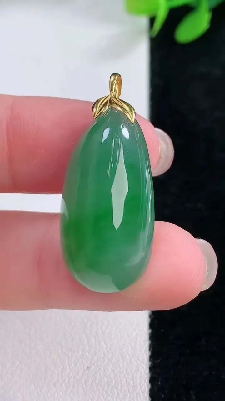 天然A货翡翠福瓜吊坠，尺寸27.5-14-8，重量:5.65g
11月29日