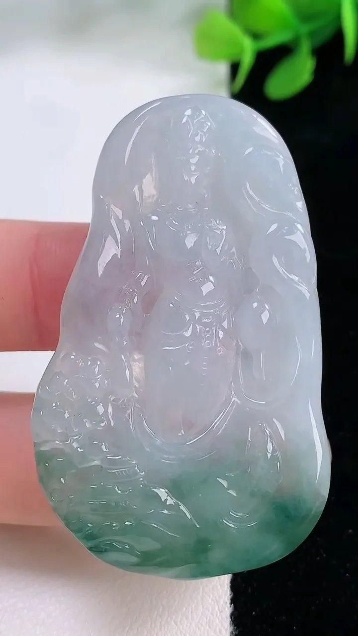 天然A货翡翠冰种飘花观音菩萨吊坠，尺寸52.8-32.6-5.2，重量:18.94g
11月29日