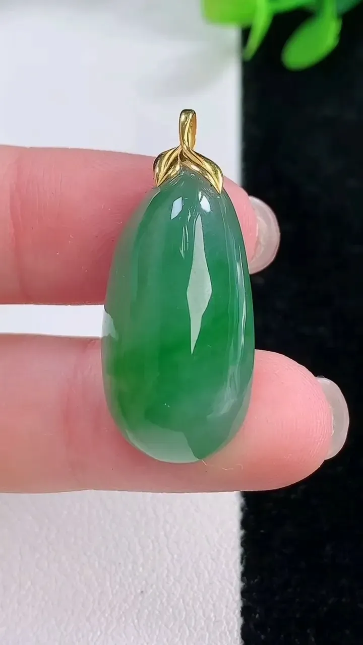 天然A货翡翠福瓜吊坠，尺寸27.5-14-8，重量:5.65g
11月29日