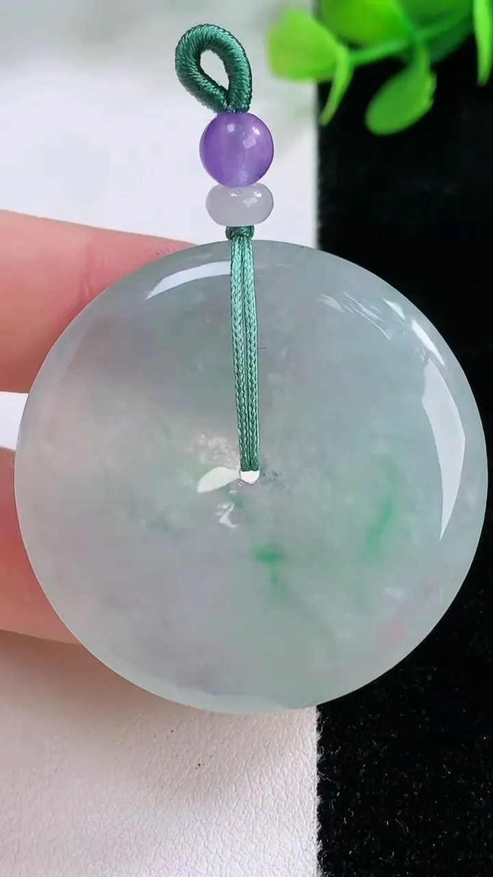 天然A货翡翠平安扣吊坠，尺寸40-5.4，重量:20.90g
11月29日