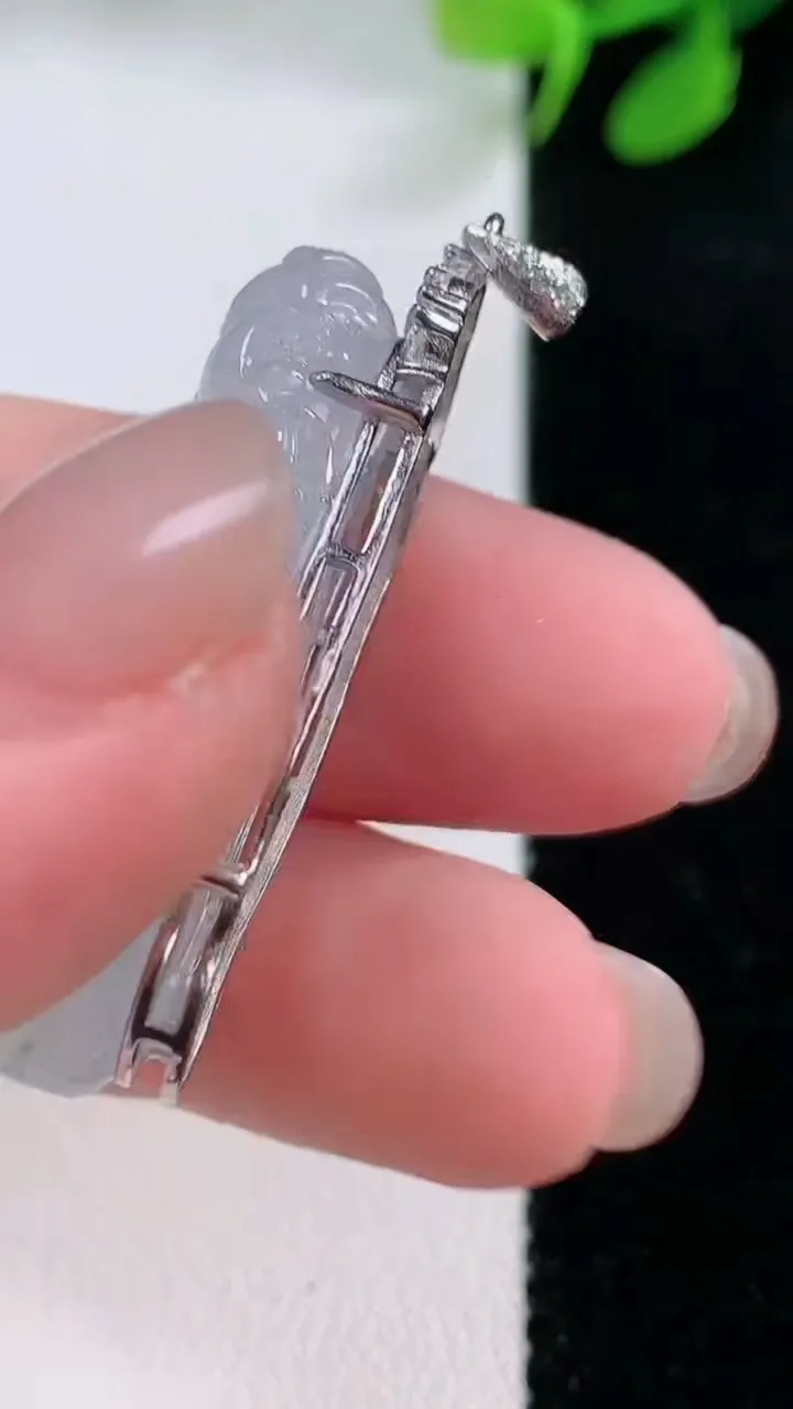 天然A货翡翠种飘花佛公吊坠，尺寸34.6-15-9.3，重量:9.61g
11月29日