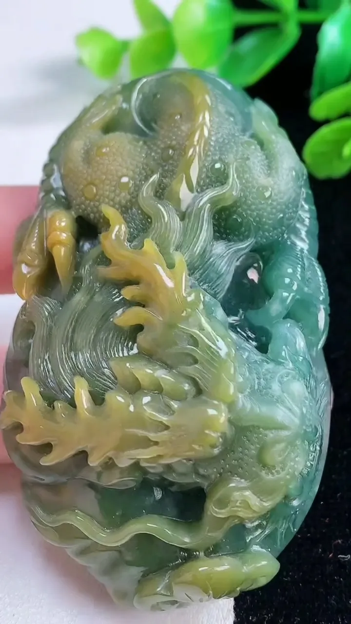 天然A货翡翠蓝水双彩龙牌吊坠，尺寸 75-44-21，重:94.33g
11月29日