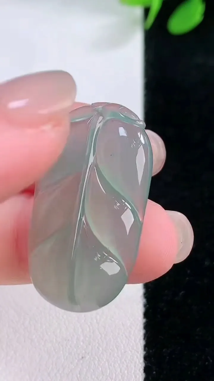 天然A货翡翠金枝玉叶 叶子吊坠，尺寸30.8-17.7-3.5，重量:3.78g
11月29日