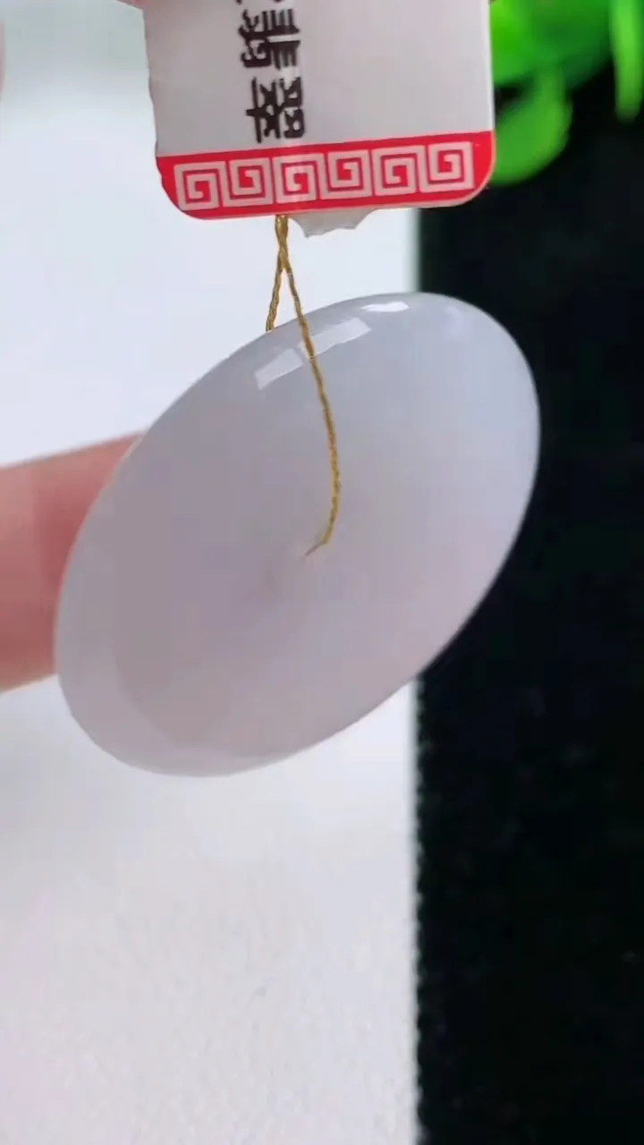 天然A货翡翠平安扣吊坠，尺寸31.6-5.6，重量:12.32g
11月29日