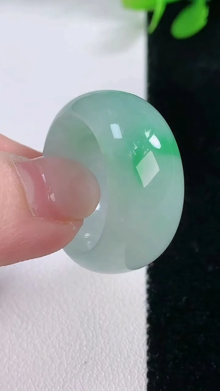 天然A货翡翠指环扳指，尺寸18.7-11.7-4，重量:11.33g2025年11月29日
工厂直销收藏佳品,种好水足，色泽均匀，有种有色，上手高大气！