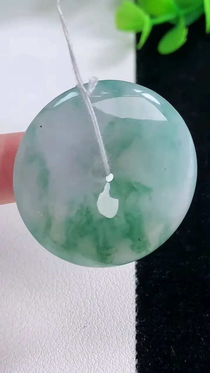 天然A货翡翠冰种飘花平安扣吊坠，尺寸34.5-5.6，重量:14.62g
11月29日