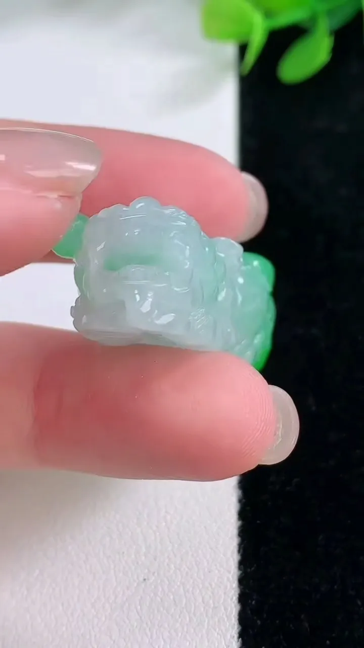 天然A货翡翠貔貅吊坠，尺寸36.4-13.6-12.2，重量:15.76g
11月29日