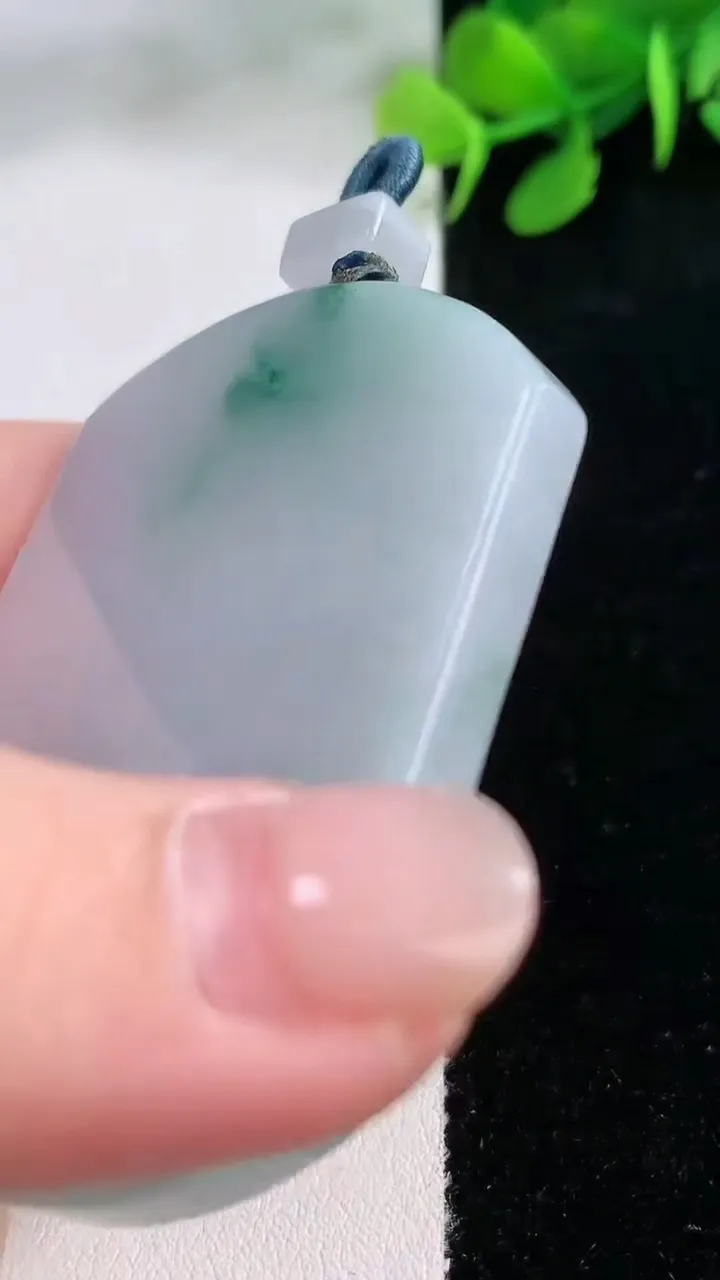 天然A货翡翠飘花无事牌吊坠，尺寸56.7-43.7-5.6，重量:42.46g
11月29日