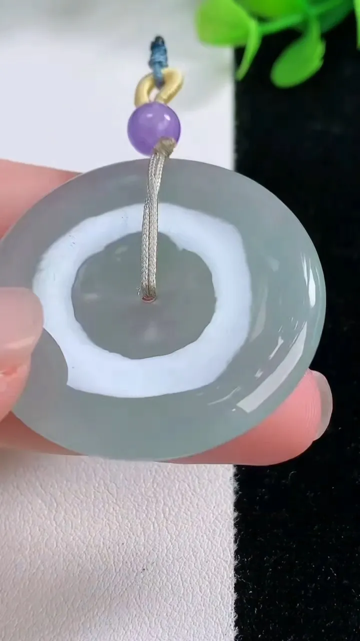 天然A货翡翠平安扣吊坠，尺寸37.5-5.3，重量:16.35g
11月29日