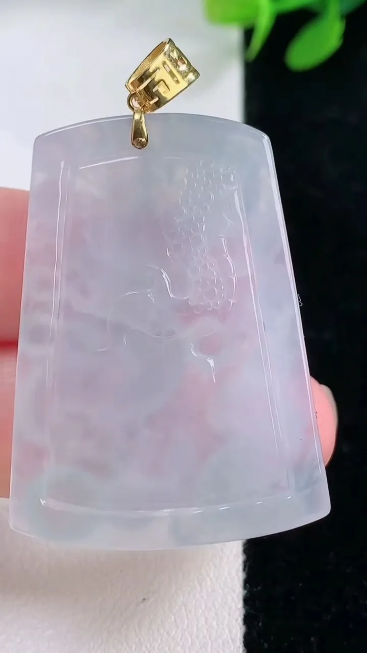 天然A货翡翠种紫罗兰龙牌吊坠，尺寸40.4-29.7-4.7，重量:12.66g
11月29日