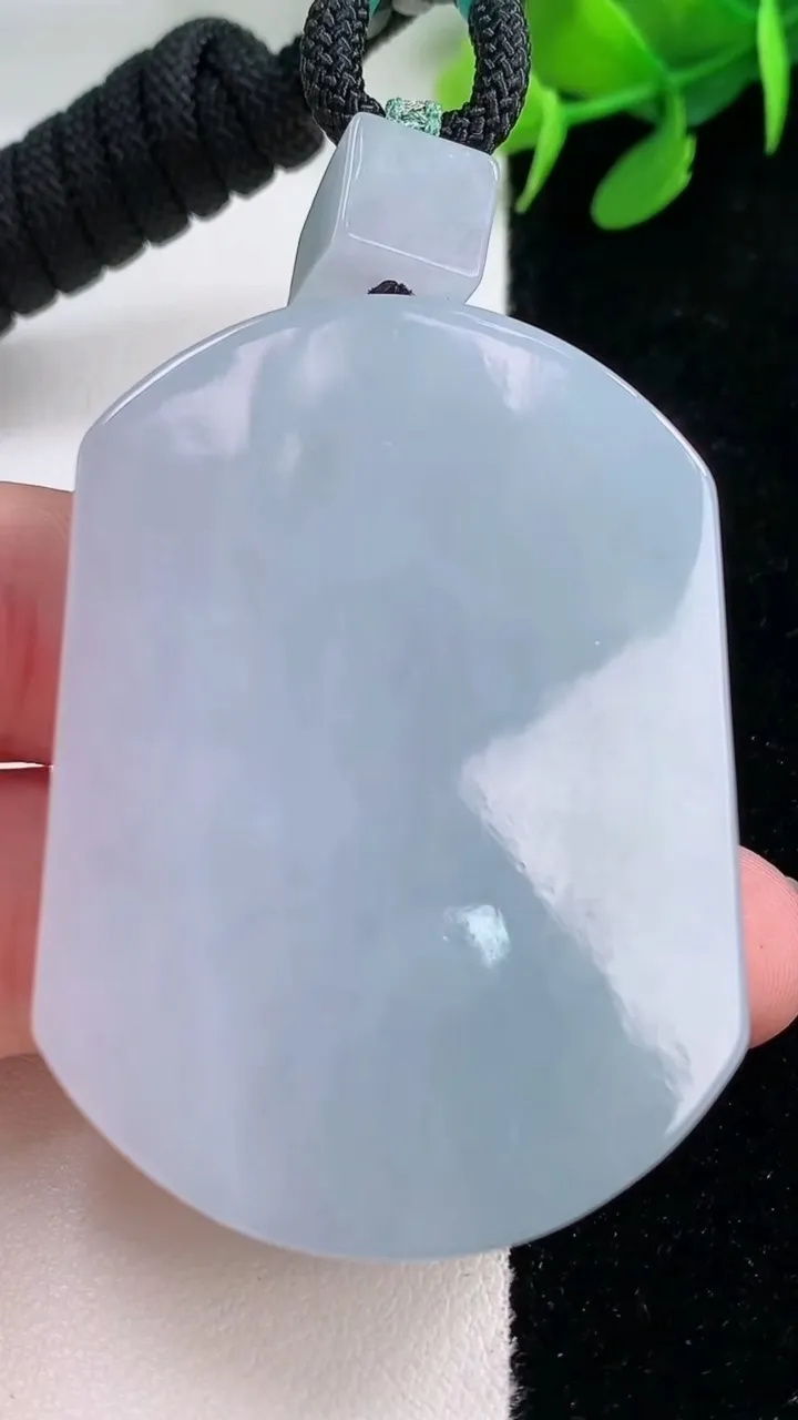 天然A货翡翠紫罗兰仿古无事牌吊坠，尺寸51.5-37.6-12.4，重量:74.65g
11月29日