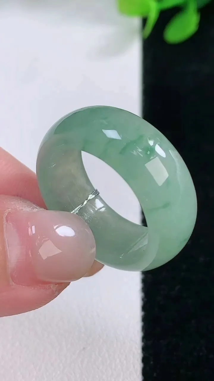 天然A货翡翠指环戒指，尺寸19.4-8.9-3.3，重量:6.84g2025年11月29日
工厂直销