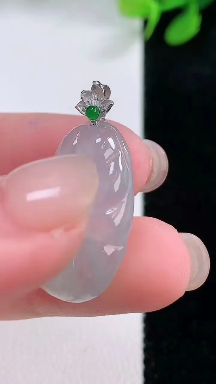 天然A货翡翠种白冰年年有余吊坠，尺寸24-15.2-4.2，重量:3.68g
11月29日