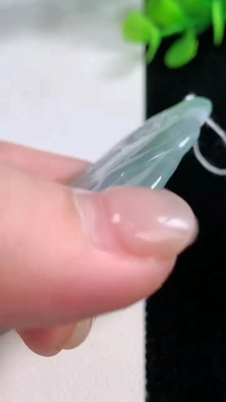 天然A货翡翠梅花鹿吊坠，尺寸71-43-4，重量:26.45g
11月29日