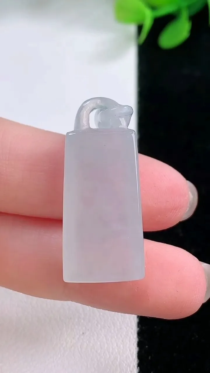 天然A货翡翠无事牌吊坠，尺寸36.4-13-5.8，重量:5.73g
11月29日