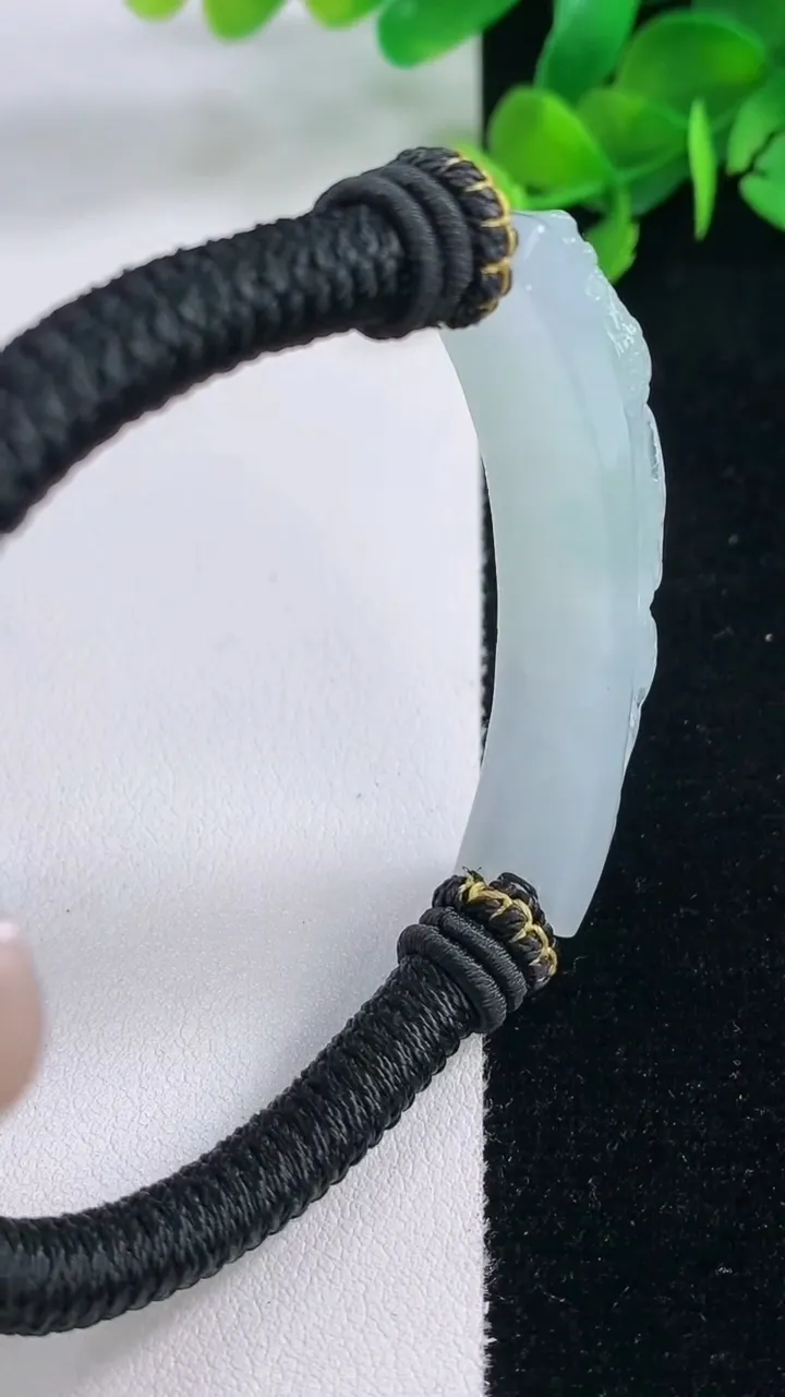 天然A货翡翠祥龙手绳，尺寸52.8-10.6-10.3，重量:25.13g
11月29日