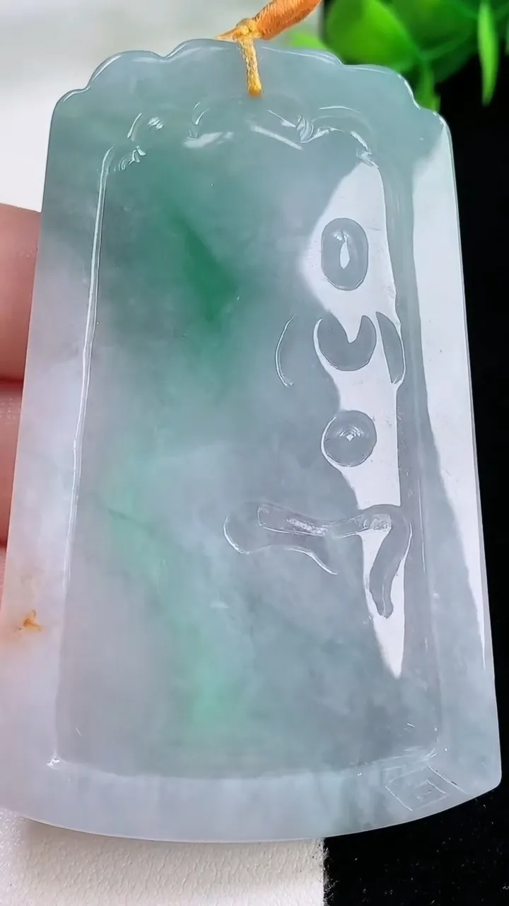 天然A货翡翠山水观音菩萨吊坠，尺寸70-44.4-6，重量:43.27g
11月29日