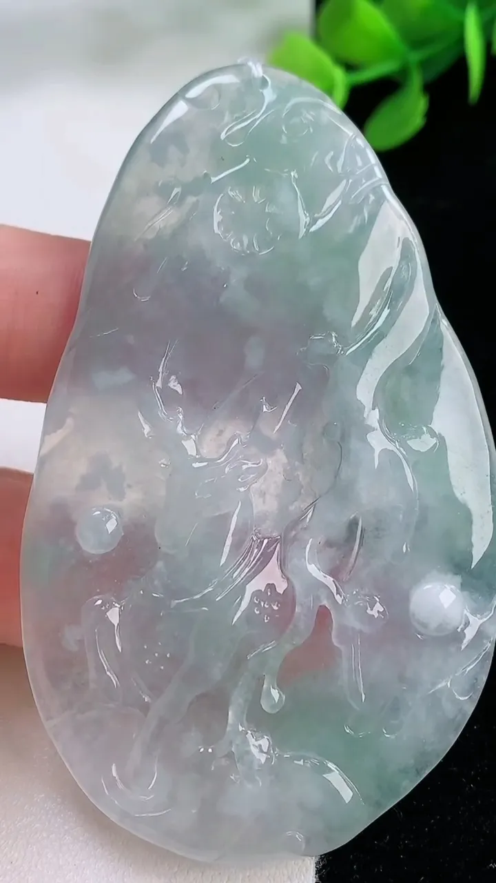 天然A货翡翠梅花鹿吊坠，尺寸71-43-4，重量:26.45g
11月29日