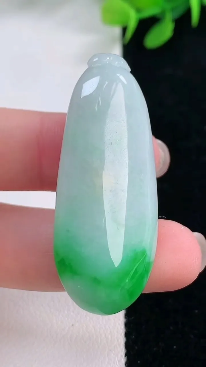 天然A货翡翠福瓜吊坠，尺寸45.4-19-12.6，重量:18.97g
11月29日