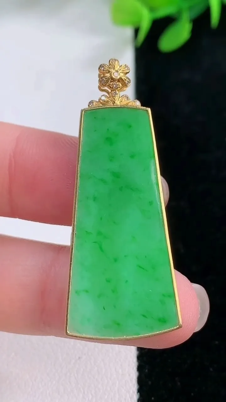 天然A货翡翠无事牌吊坠，尺寸35.2-16.6-3.2，重量:5.32g
11月29日