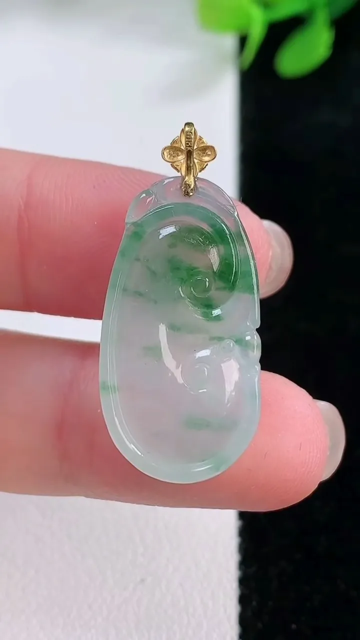 天然A货翡翠如意吊坠，尺寸24.7-14-4.6，重量:3.44g
11月29日