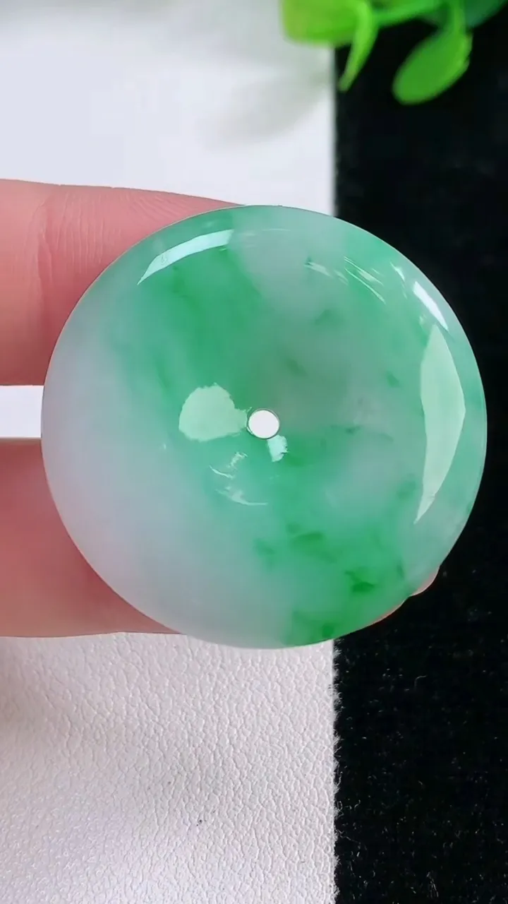 天然A货翡翠平安扣吊坠，尺寸32-5.7，重量:14.21g
11月29日