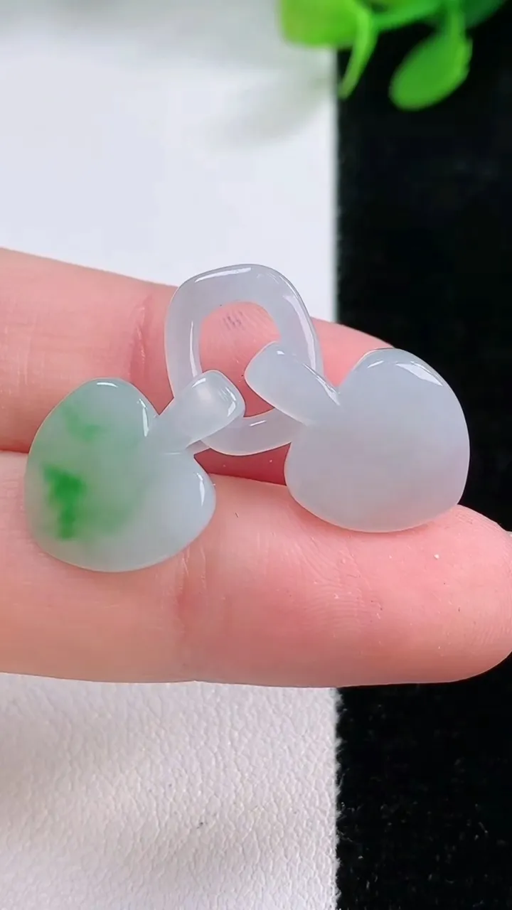 天然A货翡翠心形吊坠，尺寸24.3-12.8-4.2，重量:3.13g
11月29日