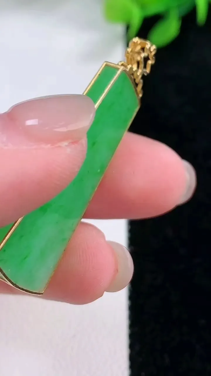 天然A货翡翠无事牌吊坠，尺寸35.2-16.6-3.2，重量:5.32g
11月29日