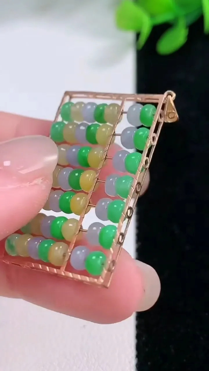 天然A货翡翠18K金三彩算盘吊坠，尺寸32-20-3.8，裸石3.4-1.8重量:4.11g
11月29日