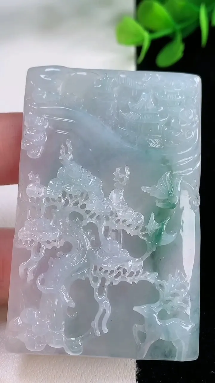 天然A货翡翠牌吊坠，尺寸60.2-39-6.2，重量:32.06g
11月29日