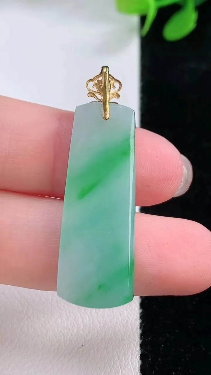 天然A货翡翠无事牌吊坠，尺寸33.2-11.6-4，重量:4.84g
11月29日
