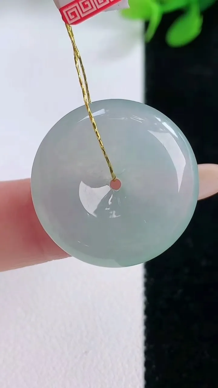 天然A货翡翠平安扣吊坠，尺寸23.8-5.2，重量:6.26g
11月29日