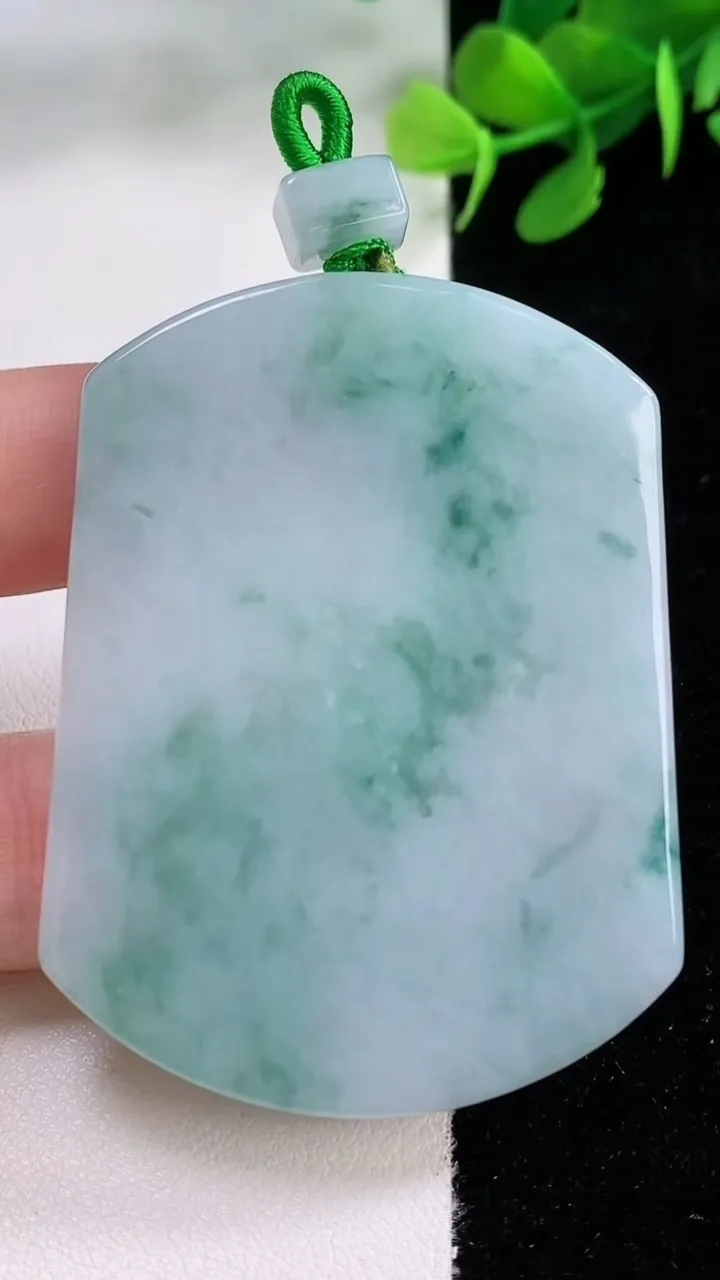 天然A货翡翠飘花无事牌吊坠，尺寸55.5-42.3-5.2，重量:35.74g
11月29日