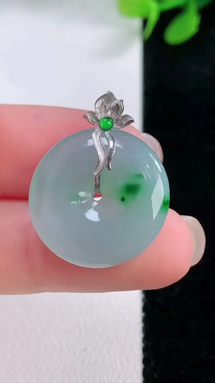 天然A货翡翠平安扣吊坠，尺寸20.7-4.8，重量:4.70g
11月29日