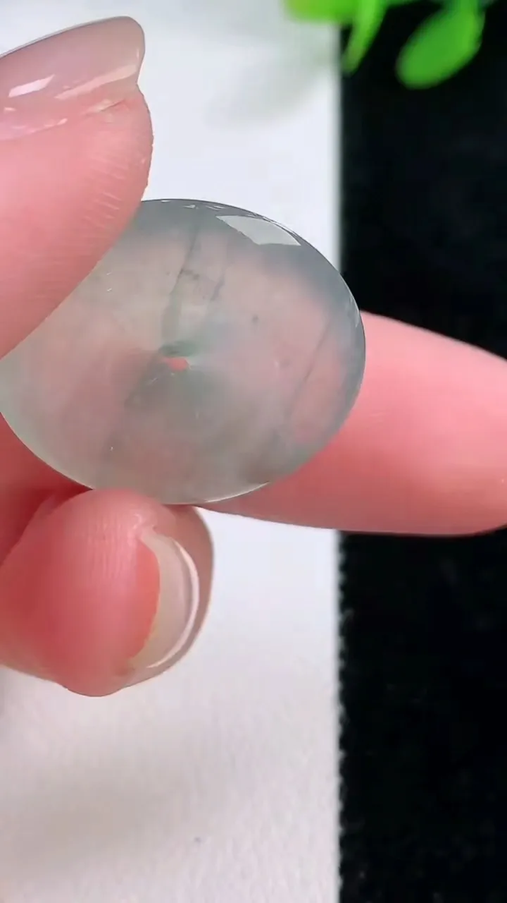 天然A货翡翠冰种飘花平安扣吊坠，尺寸23-4，重量:4.68g
11月29日