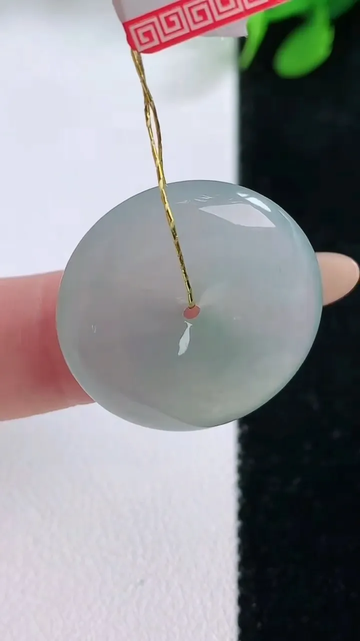 天然A货翡翠平安扣吊坠，尺寸23.8-5.2，重量:6.26g
11月29日