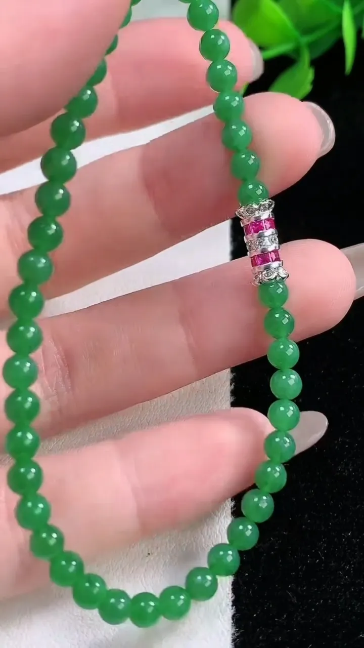 天然A货翡翠小米珠手串，尺寸3.7-44颗，重量:5.82g11月29日
工厂直销收藏佳品,种好水足，色泽均匀，有种有色，上手高大气！