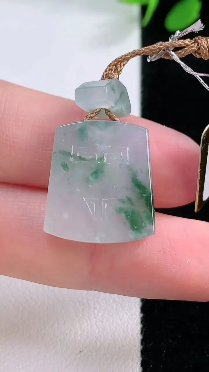 天然A货翡翠冰种飘花仿古无事牌吊坠，尺寸18.8-17-5.6，重量:5.97g
11月29日