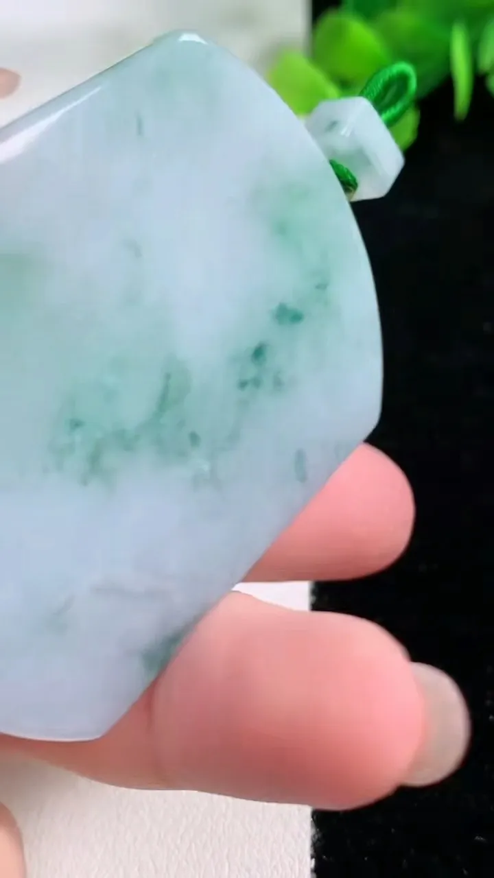 天然A货翡翠飘花无事牌吊坠，尺寸55.5-42.3-5.2，重量:35.74g
11月29日