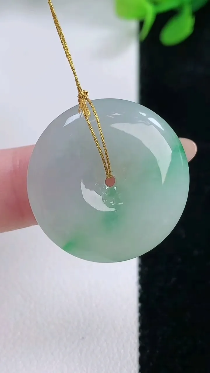 天然A货翡翠平安扣吊坠，尺寸25.2-5.8，重量:8.13g
11月29日