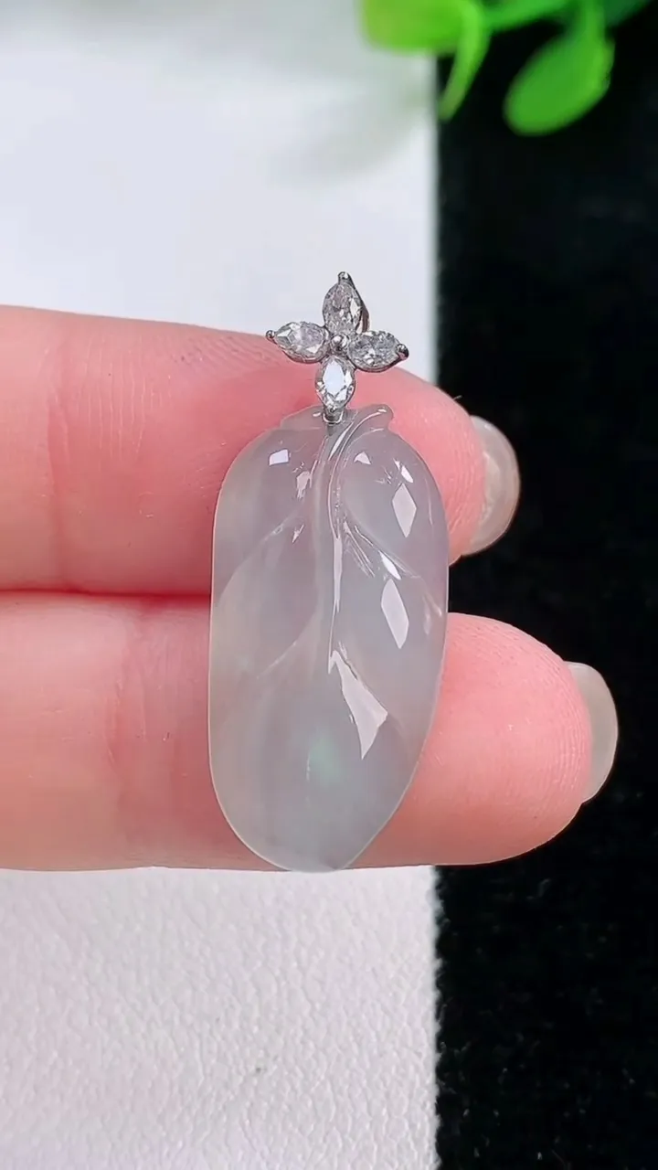 天然A货翡翠金枝玉叶 叶子吊坠，尺寸21.8-12-3，重量:2.16g
11月29日