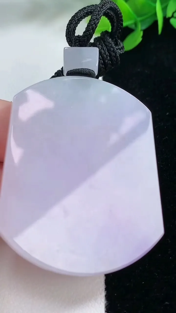 天然A货翡翠紫罗兰无事牌吊坠，尺寸52.4-42.6-5.8，重量:43.07g
11月29日