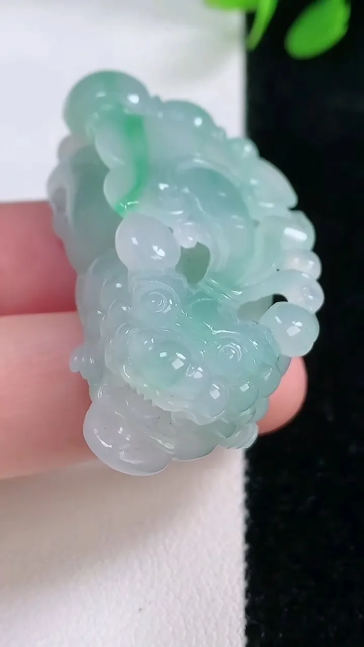 天然A货翡翠貔貅吊坠，尺寸46-21.8-14，重量:27.89g
11月29日