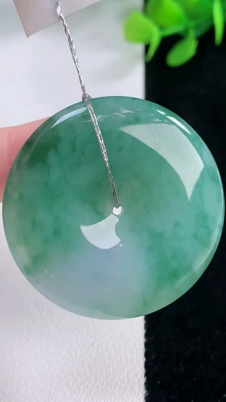 天然A货翡翠平安扣吊坠，尺寸38.5-6，重量:19.42g
11月29日