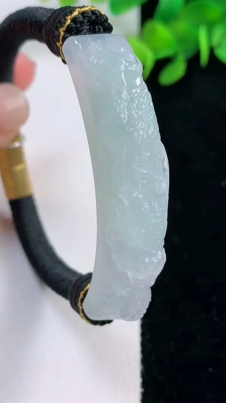 天然A货翡翠祥龙手绳，尺寸52.8-10.6-10.3，重量:25.13g
11月29日