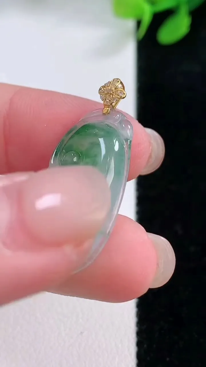 天然A货翡翠如意吊坠，尺寸24.7-14-4.6，重量:3.44g
11月29日